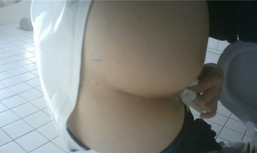Beautiful Chinese Girls in Toliet 12