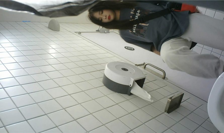 Beautiful Chinese Girls in Toliet 15