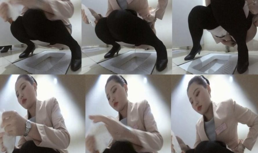 Beautiful Chinese Girls in Toliet 24