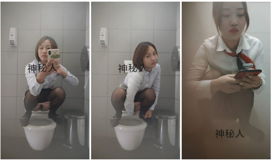 Beautiful Chinese Girls in Toliet 27