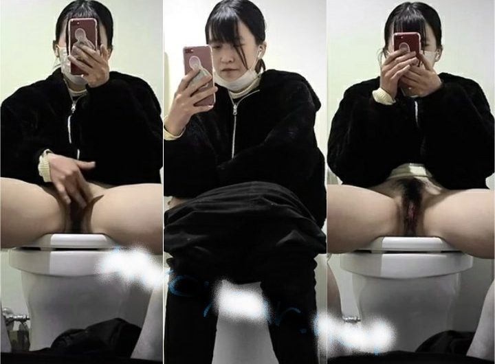 公衆トイレでオナニーする女子
