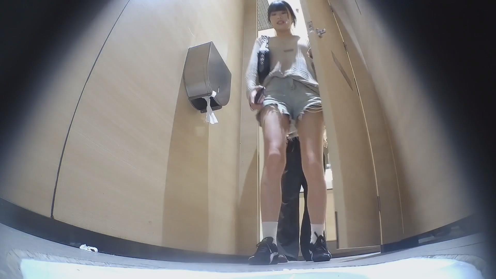 トイレ盗撮の達人がバーに潜入！接客嬢の排尿シーンや、生理の経血が尻についてしまったジーンズ姿の女性のセクシーなヒップを激写♥️