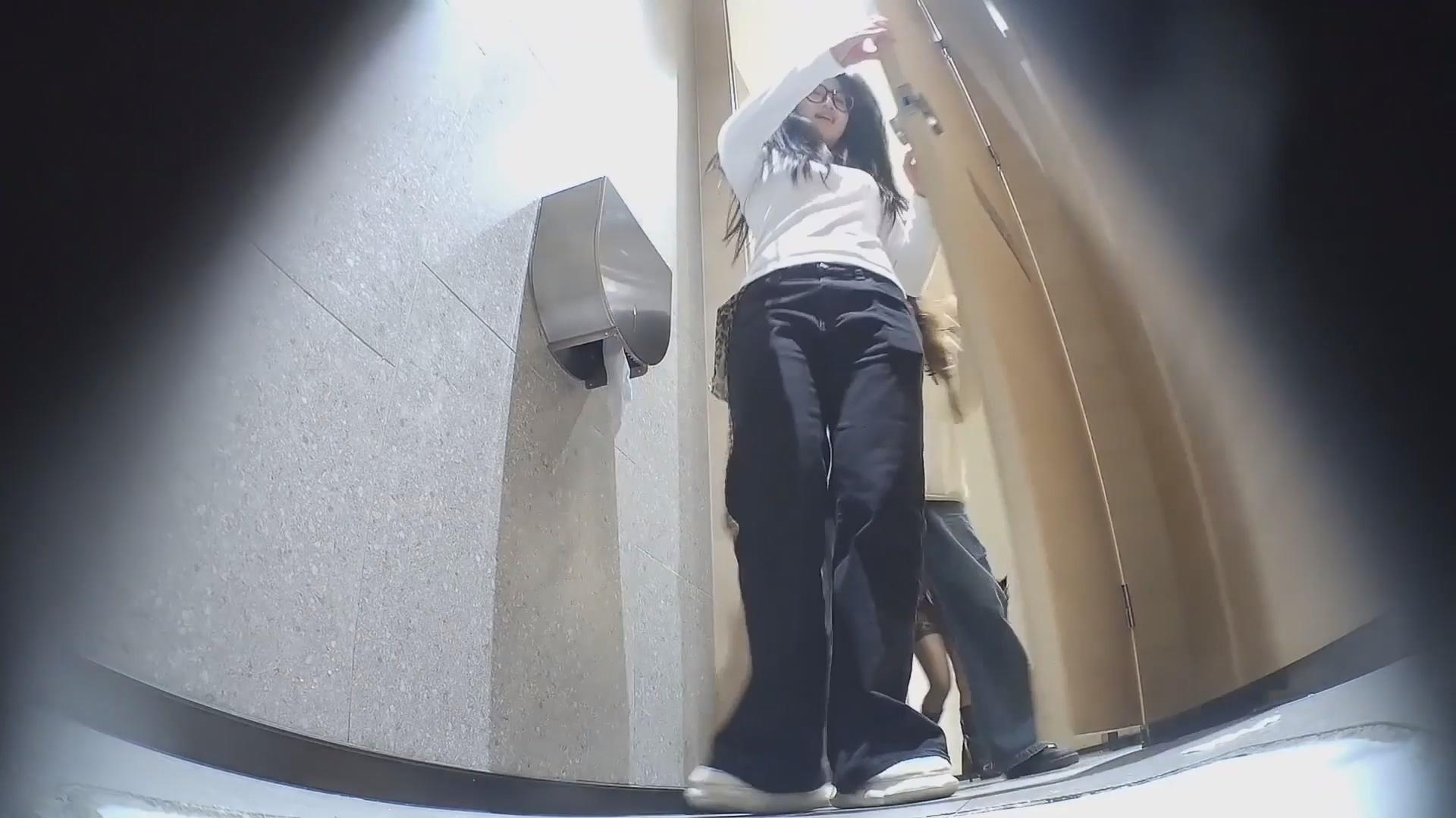 トイレ盗撮の達人がバーに潜入！接客嬢の排尿シーンや、生理の経血が尻についてしまったジーンズ姿の女性のセクシーなヒップを激写♥️