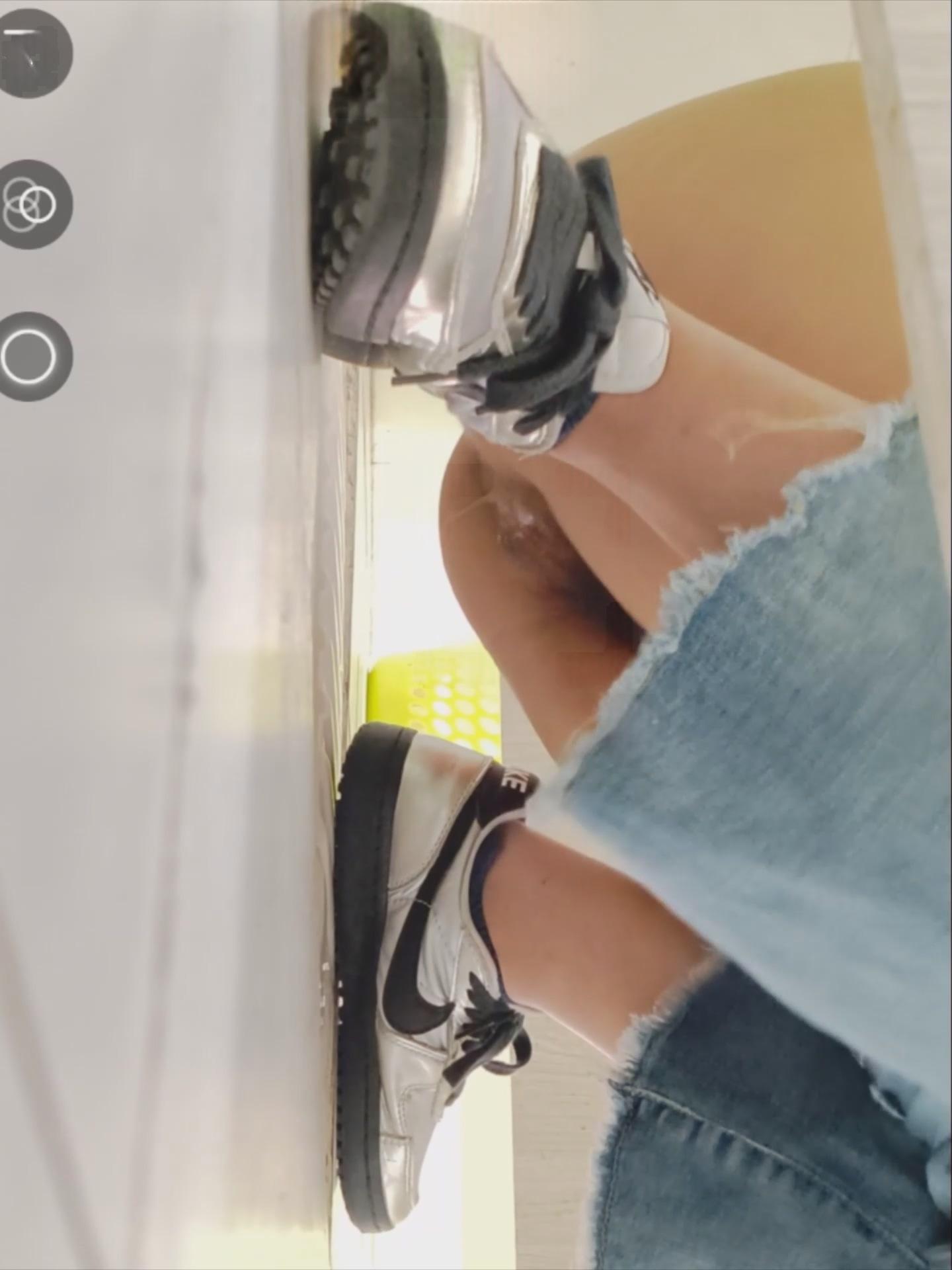 10月最新!凄腕撮影者による大学女子トイレでの盗撮❤️メガネをかけた先輩の排卵期、マンコから透明な粘液がドロリ