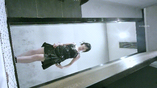 バーの女性用トイレにて、後ろからの全景撮影❤️ ホステス嬢3名の極上「黒マンコ」