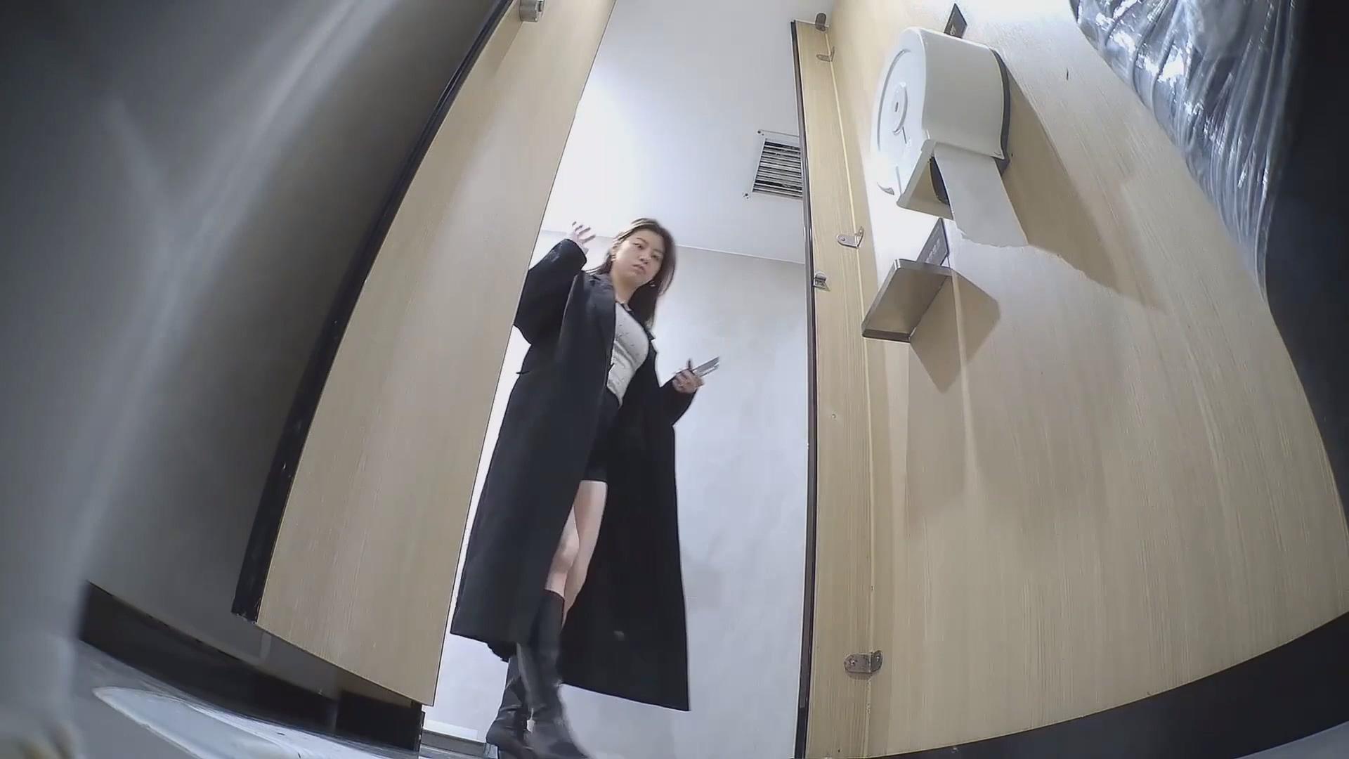 ナイトクラブの女性用トイレに潜入し、排尿中の美女たちを至近距離から高画質で盗撮。セクシーな美尻のジーンズ美女が、用を足した後にトイレットペーパーを手に取る様子を収録。