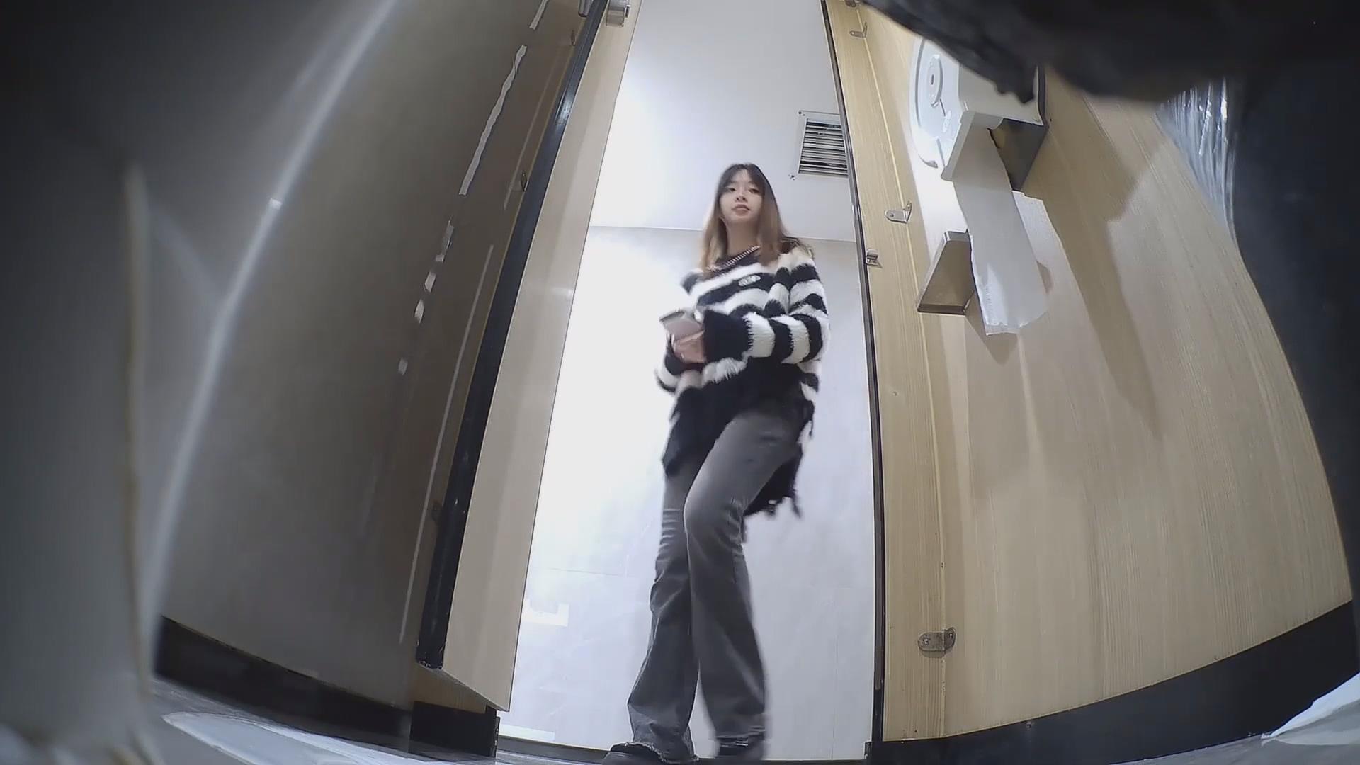 ナイトクラブの女性用トイレに潜入し、排尿中の美女たちを至近距離から高画質で盗撮。セクシーな美尻のジーンズ美女が、用を足した後にトイレットペーパーを手に取る様子を収録。