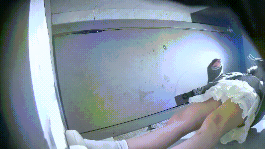 バーの女子トイレで全景盗撮――ミニスカートの美女❤️極上の黒マンコ。酒を飲みすぎて吐きそうだが、吐き出せない様子。