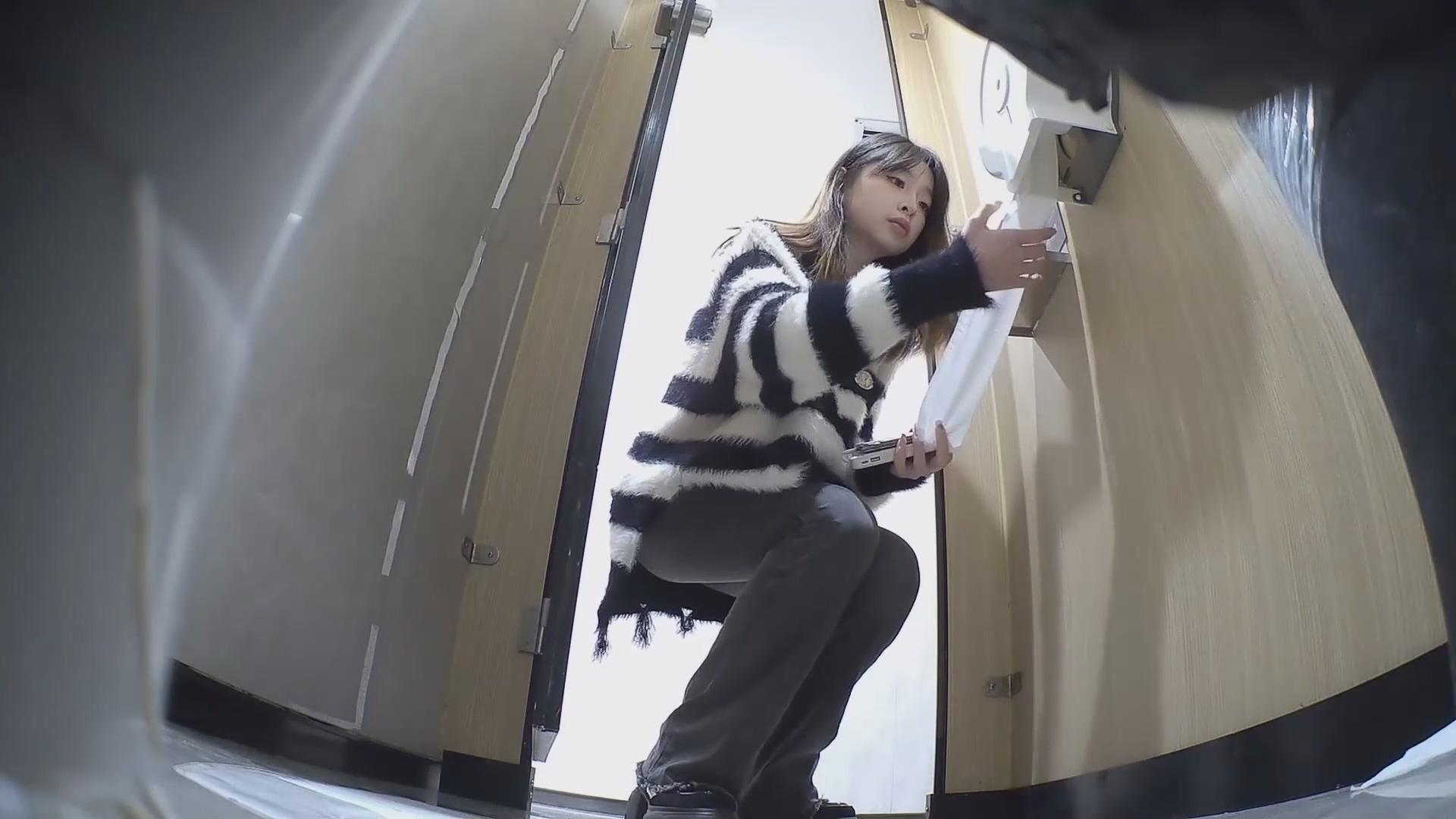 ナイトクラブの女性用トイレに潜入し、排尿中の美女たちを至近距離から高画質で盗撮。セクシーな美尻のジーンズ美女が、用を足した後にトイレットペーパーを手に取る様子を収録。