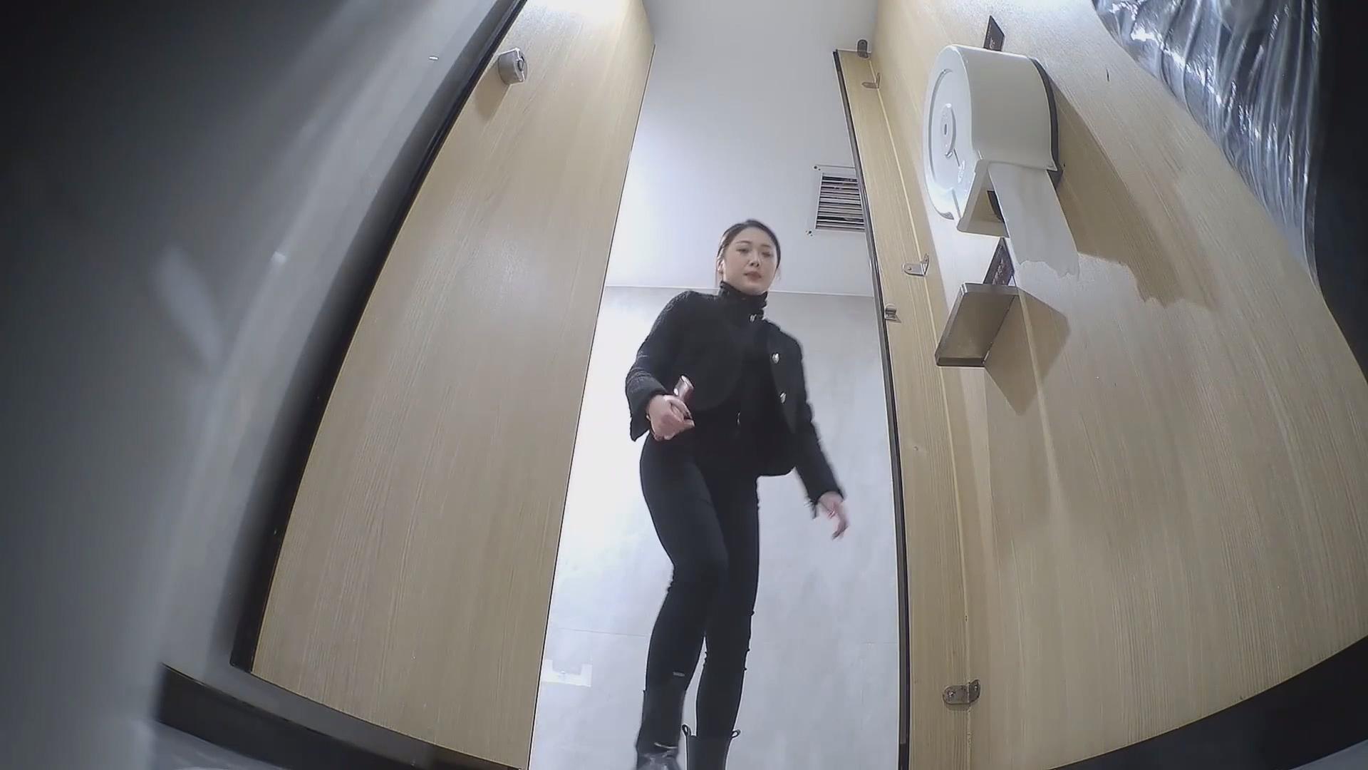 ナイトクラブの女性用トイレに潜入し、排尿中の美女たちを至近距離から高画質で盗撮。セクシーな美尻のジーンズ美女が、用を足した後にトイレットペーパーを手に取る様子を収録。