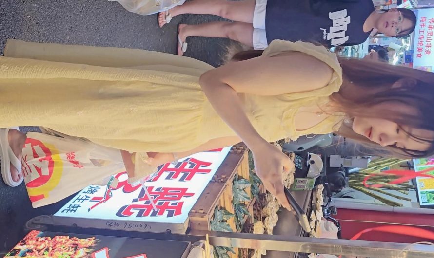 大神夜市グルメ街での尾行盗撮❤️焼き鳥を買う、黄色いロングワンピースに白いサンダルを履いた美女。ノーパンで、毛のほとんどないセクシーな肉感的なマンコが丸見え。高画質・透かしなし。