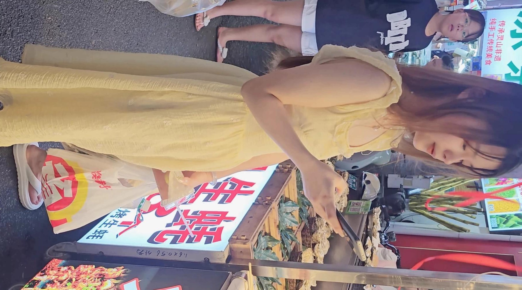 大神夜市グルメ街での尾行盗撮❤️焼き鳥を買う、黄色いロングワンピースに白いサンダルを履いた美女。ノーパンで、毛のほとんどないセクシーな肉感的なマンコが丸見え。高画質・透かしなし。