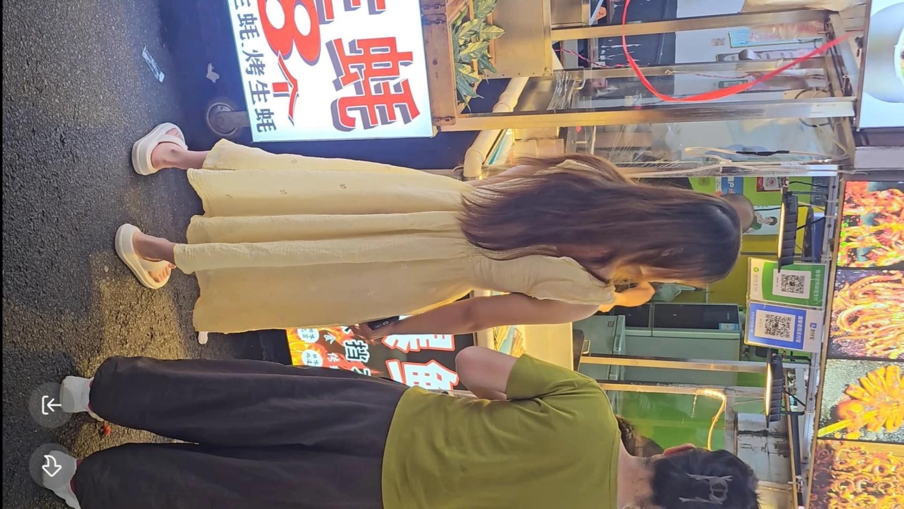 大神夜市グルメ街での尾行盗撮❤️焼き鳥を買う、黄色いロングワンピースに白いサンダルを履いた美女。ノーパンで、毛のほとんどないセクシーな肉感的なマンコが丸見え。高画質・透かしなし。