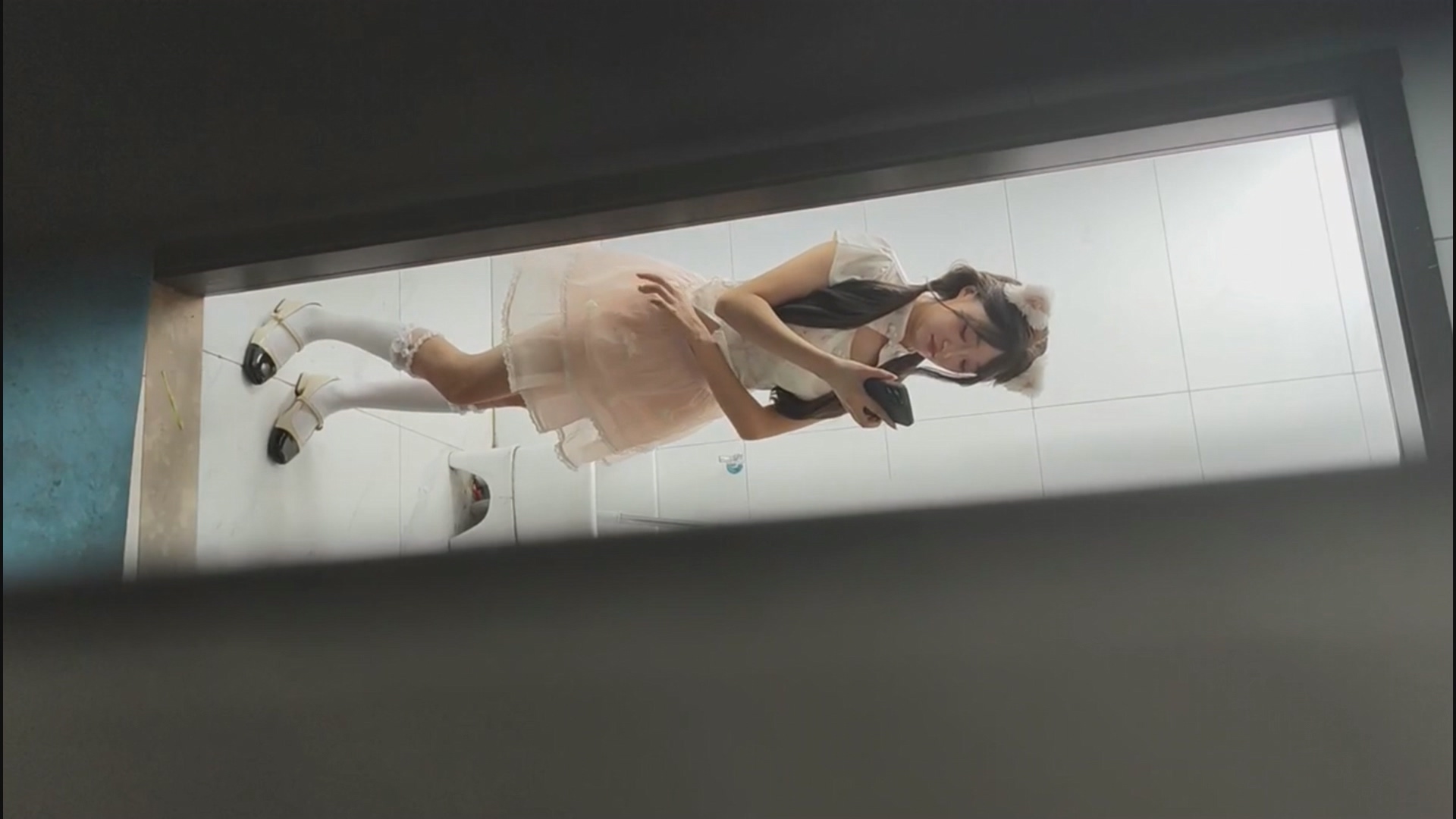 アニメイベントの女子トイレに潜入した盗撮の達人❤️お尻を突き出して生理用品を交換するロリ美少女、マンコを舐め回したい…高画質・無修正版