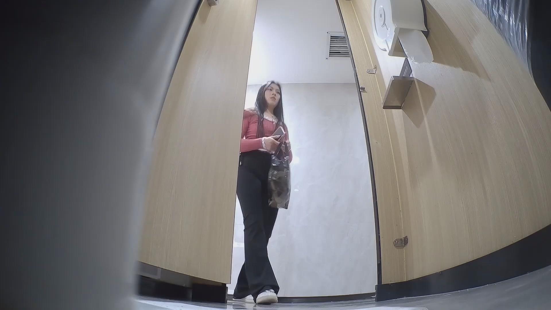 トイレ盗撮の達人がナイトクラブの女性用トイレに潜入❤️ 美人のホステス2人が排尿したり、着替えたり、客の相手をしたりする様子を盗撮