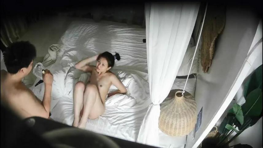 大学街近くのホテルで撮影❤️学生カップルがホテルでセックス。彼女はフルーツ盛り合わせを食べながら、彼氏のチンポを弄んでいる。