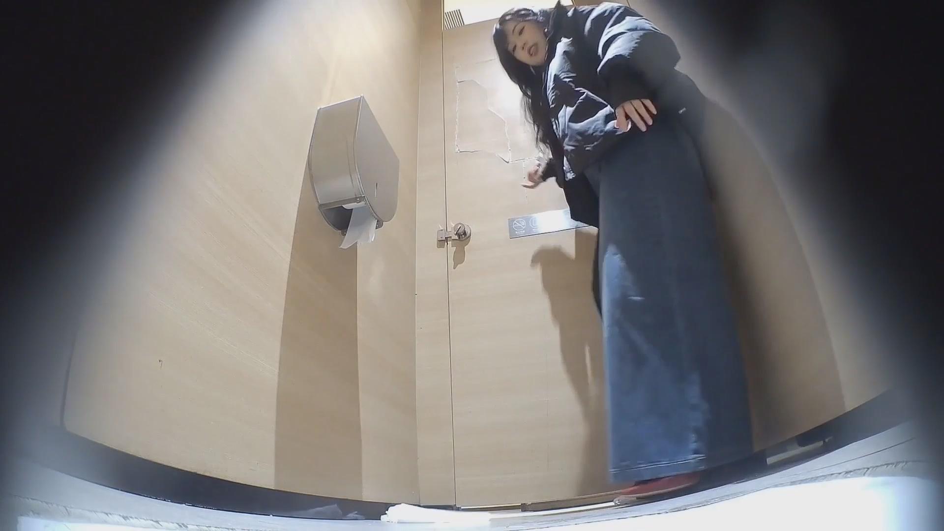 盗撮の達人がホテルの女性用トイレに潜入し、美女たちが用を足す様子を撮影。ロングブーツを履いた美女は、ブーツが長すぎてしゃがんだ際に重心が安定せず、危うく転びそうに。