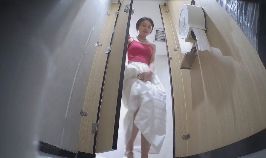 トイレ盗撮の達人がナイトクラブの女子トイレに潜入！スニーカーを履いた美女が、下着を脱がずに横にずらしただけでそのまま放尿する様子を激写❤️