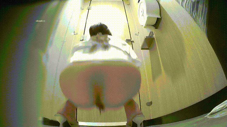 盗撮の達人がナイトクラブの女性用トイレに潜入し、女性が用を足す様子を撮影。花柄のワンピースにハイヒールを履いた美女が、排尿後に股間を拭こうとせず、そのまま数回ピクピクと揺らしている。