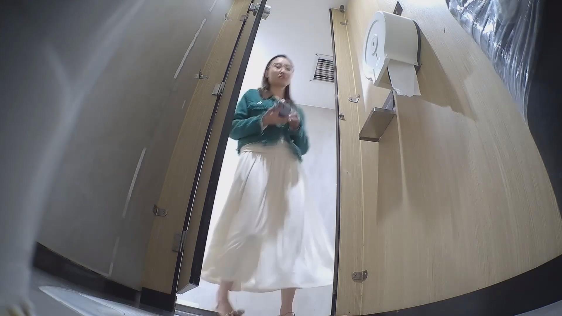 トイレ盗撮の達人がナイトクラブの女子トイレに潜入!スニーカーを履いた美女が、下着を脱がずに横にずらしただけでそのまま放尿する様子を激写❤️