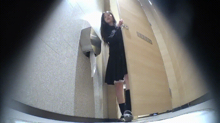 盗撮の達人がナイトクラブの女性用トイレに潜入し、女性が用を足す様子を撮影。花柄のワンピースにハイヒールを履いた美女が、排尿後に股間を拭こうとせず、そのまま数回ピクピクと揺らしている。