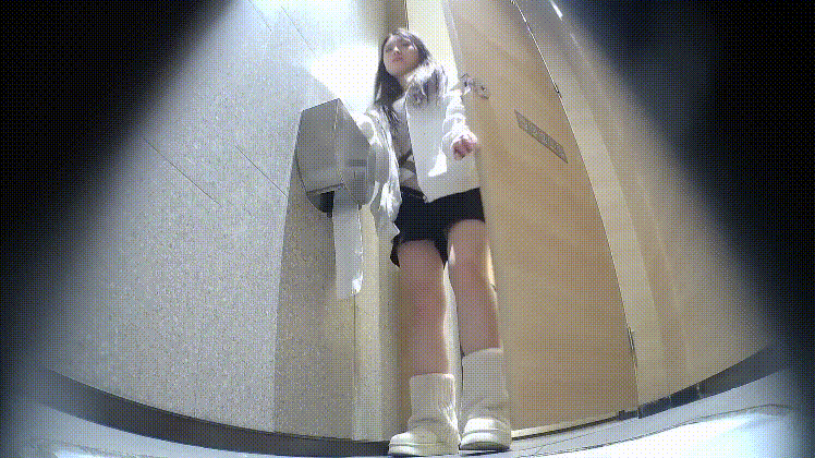 盗撮の達人がナイトクラブの女性用トイレに潜入し、女性が用を足す様子を撮影。花柄のワンピースにハイヒールを履いた美女が、排尿後に股間を拭こうとせず、そのまま数回ピクピクと揺らしている。