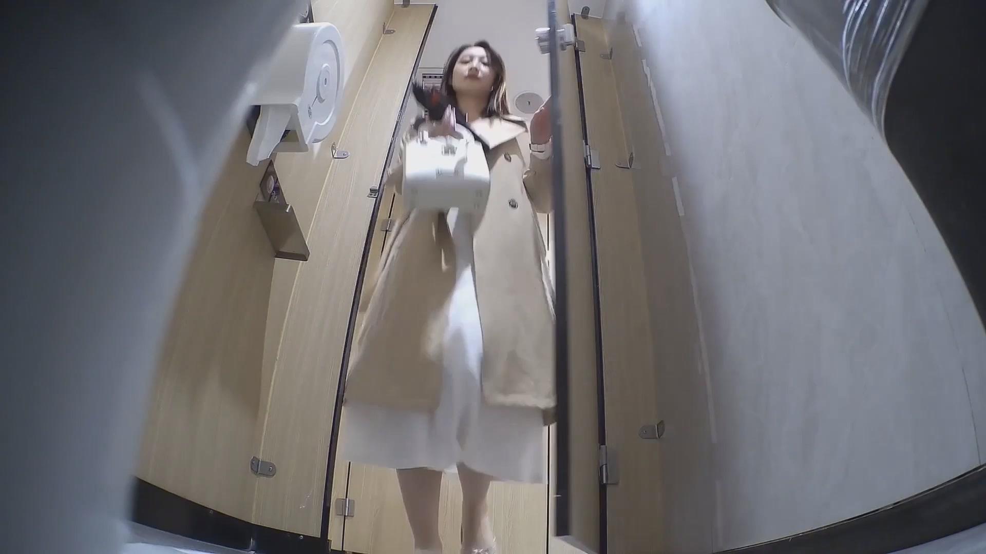 トイレ盗撮の達人がナイトクラブの女子トイレに潜入!スニーカーを履いた美女が、下着を脱がずに横にずらしただけでそのまま放尿する様子を激写❤️
