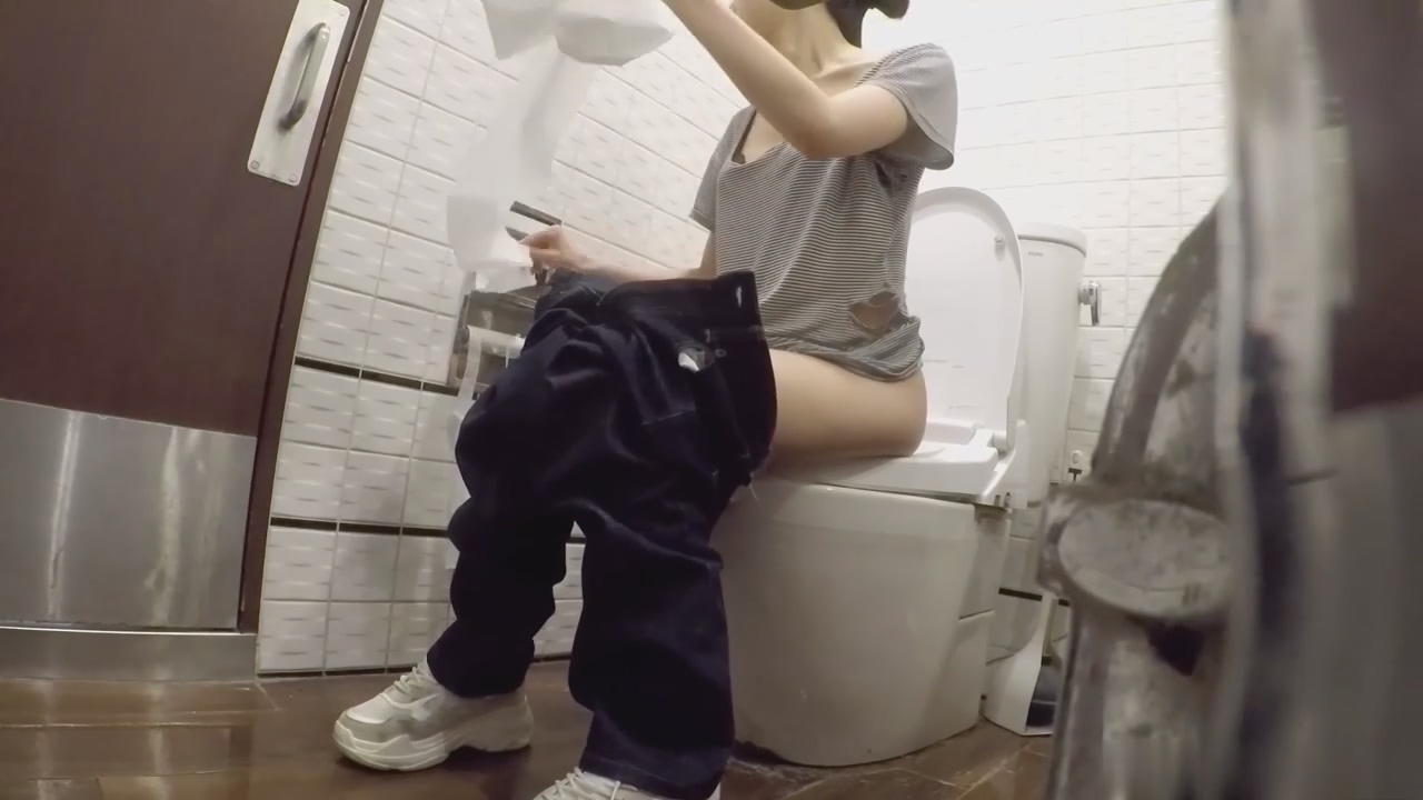 オフィスビルの女性用トイレの洗面台に盗撮機器を仕掛け、用を足すOLを盗撮。半袖シャツを着た女性の服が破れている様子も。