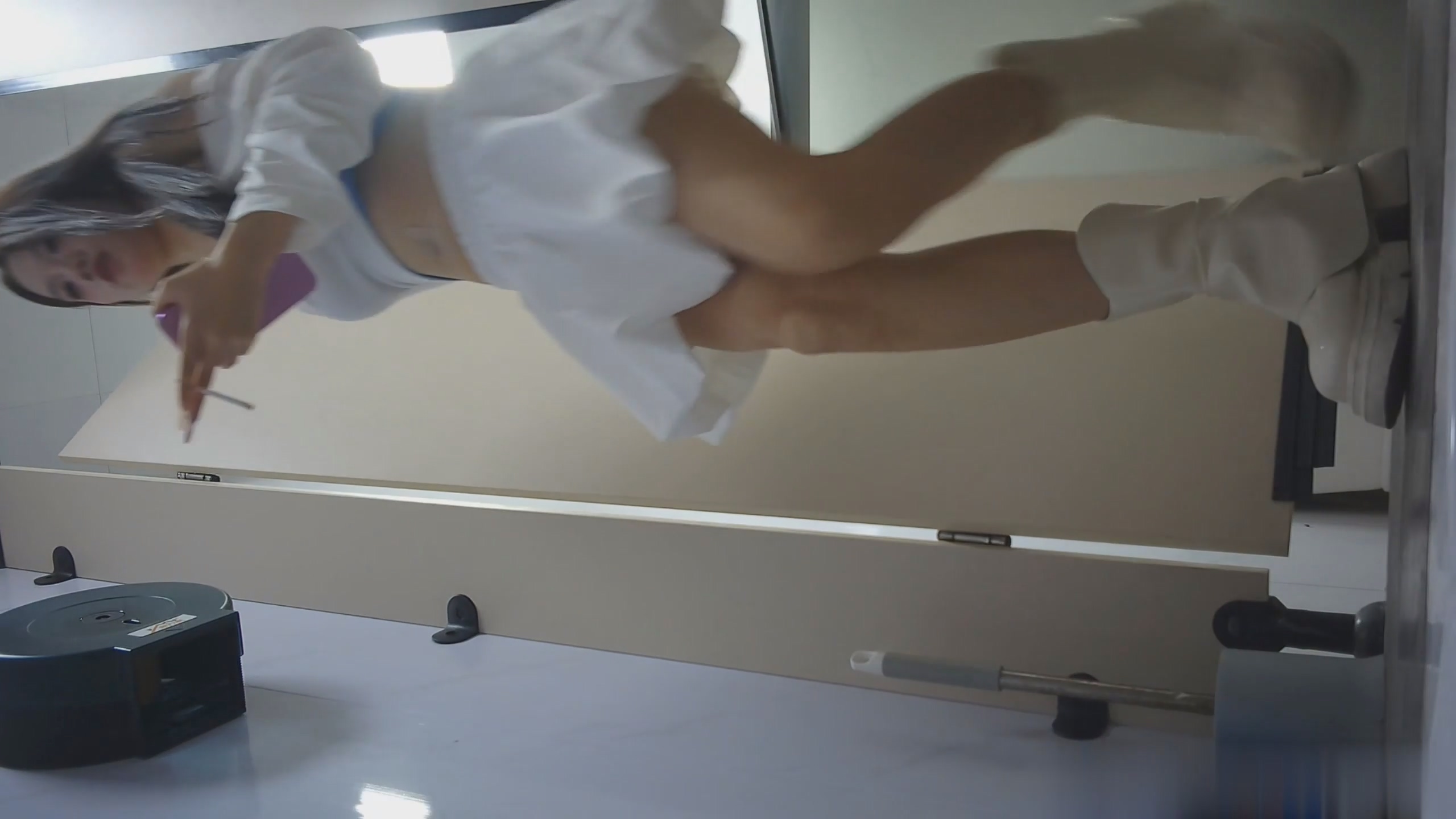 10月最新流出プライベート映像❤️価格200元。トイレ撮影の達人がインフルエンサー拠点の女子トイレに潜入!排便・排尿シーンを複数回収録。アナル全開の様子や、クリスタルハイヒールも鮮明に映し出されています(2)