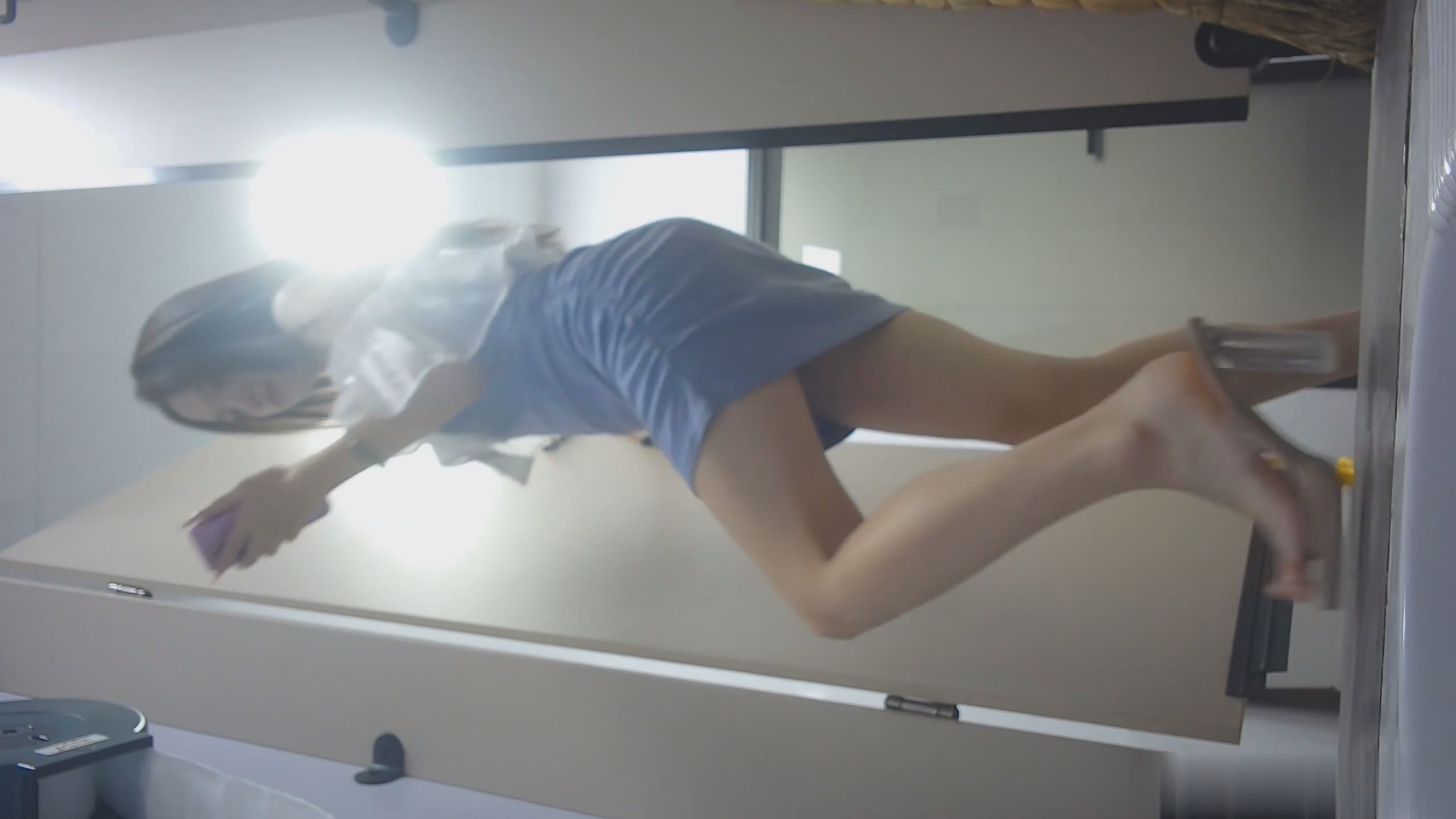 10月最新流出プライベート映像❤️価格200元。トイレ撮影の達人がインフルエンサー拠点の女子トイレに潜入!排便・排尿シーンを複数回収録。アナル全開の様子や、クリスタルハイヒールも鮮明に映し出されています(2)