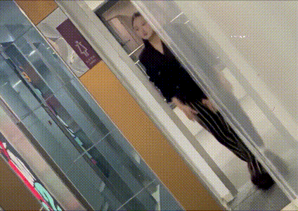 オフィスビルの女子トイレに潜入、小型ライトで照らしながら盗撮❤️ストライプのパンツを履いた美女社員の、毛深くて瑞々しいマンコ